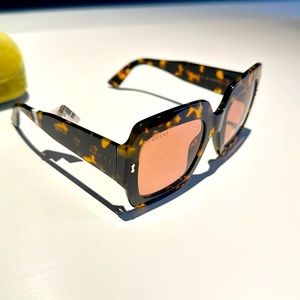 BRAND NEW never worn with tags Gucci tortoise shell sunglasses!